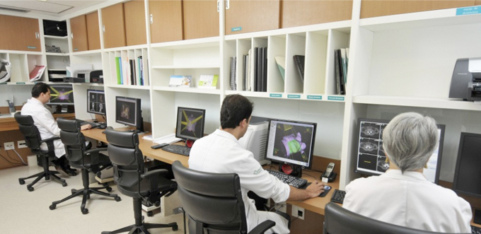 Equipe de Física Médica em análise de exames